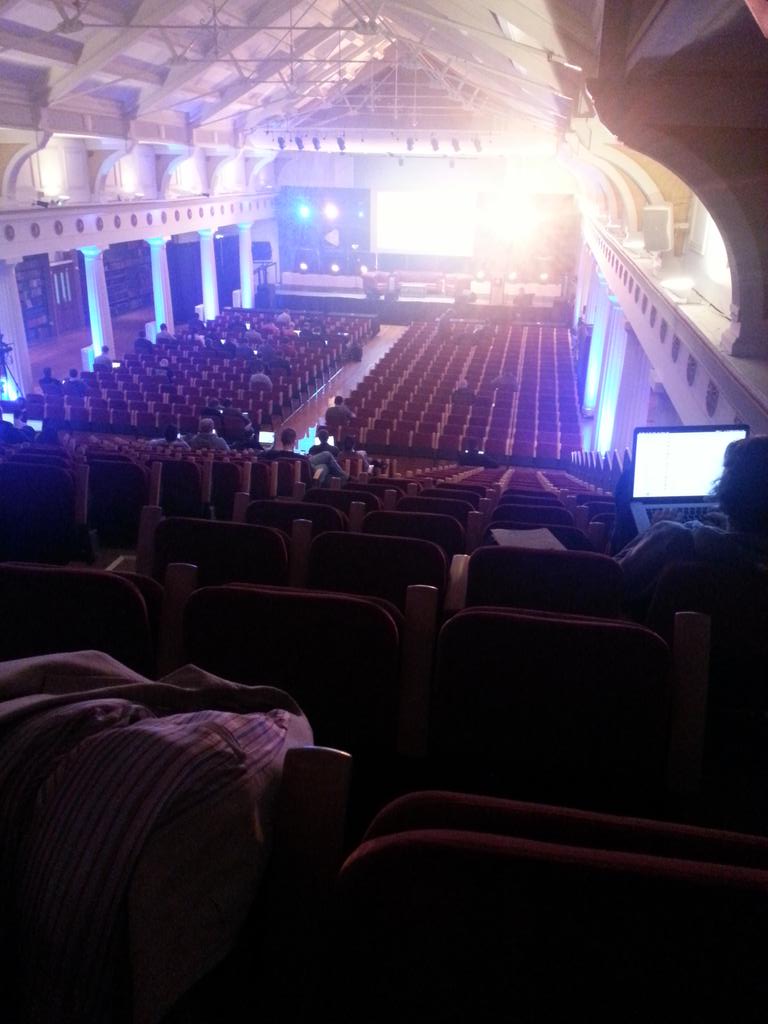 StevieJayCee's tweet photo. Cuz' all the cool kids sit at the back of the bus! #builderssummit #earlyforclass #websummit http://t.co/WhDxK4POaD