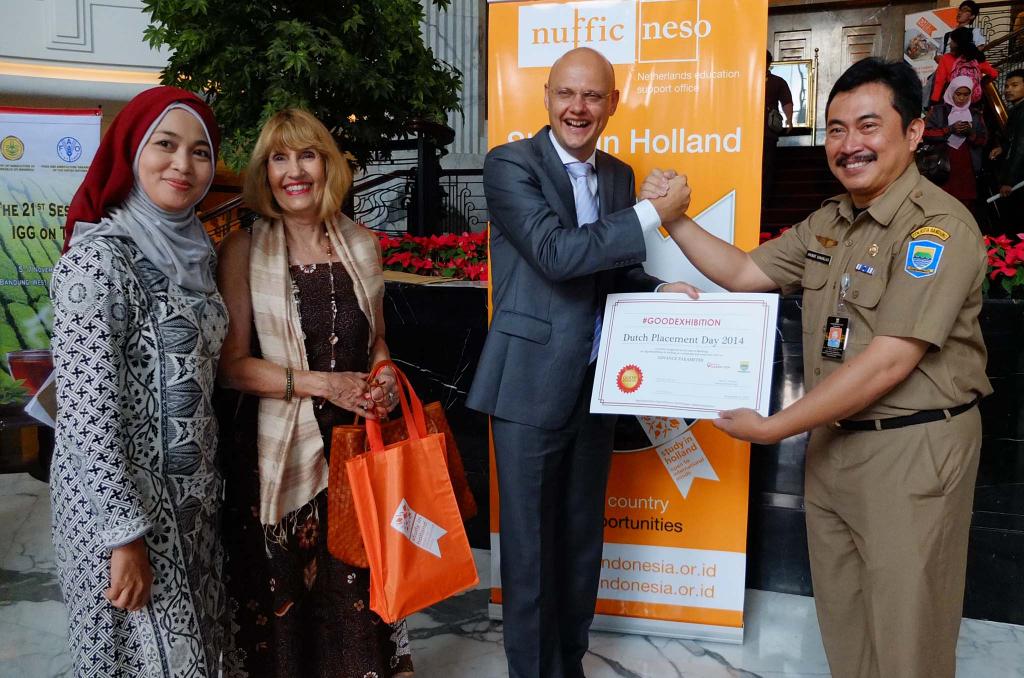 hendsubroto's tweet photo. #DutchPlacementDay nice moment with Bandung. @AaiikH @hansumarno @mervinbakker @BDGcleanaction @GPSbdg @bdgnewsphoto http://t.co/rfxDiKi3RC