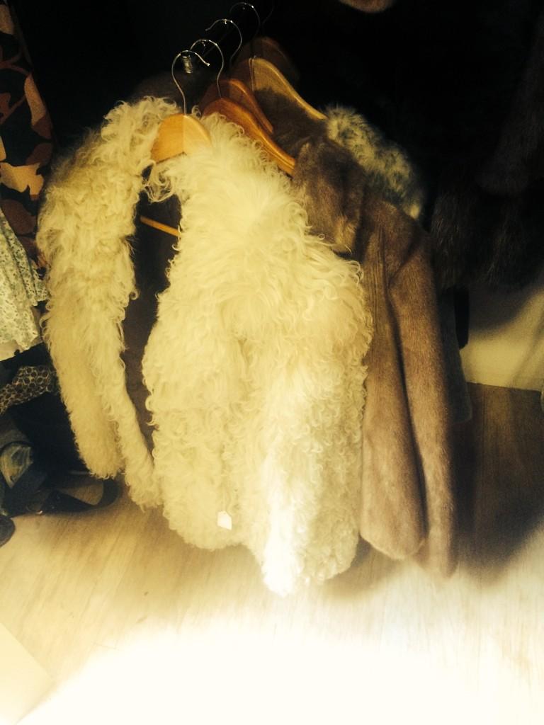 Magnifique383's tweet photo. With the cold weather approaching, please come and have a look at my great selection of faux and real fur coats #fur http://t.co/096oh4u2wS