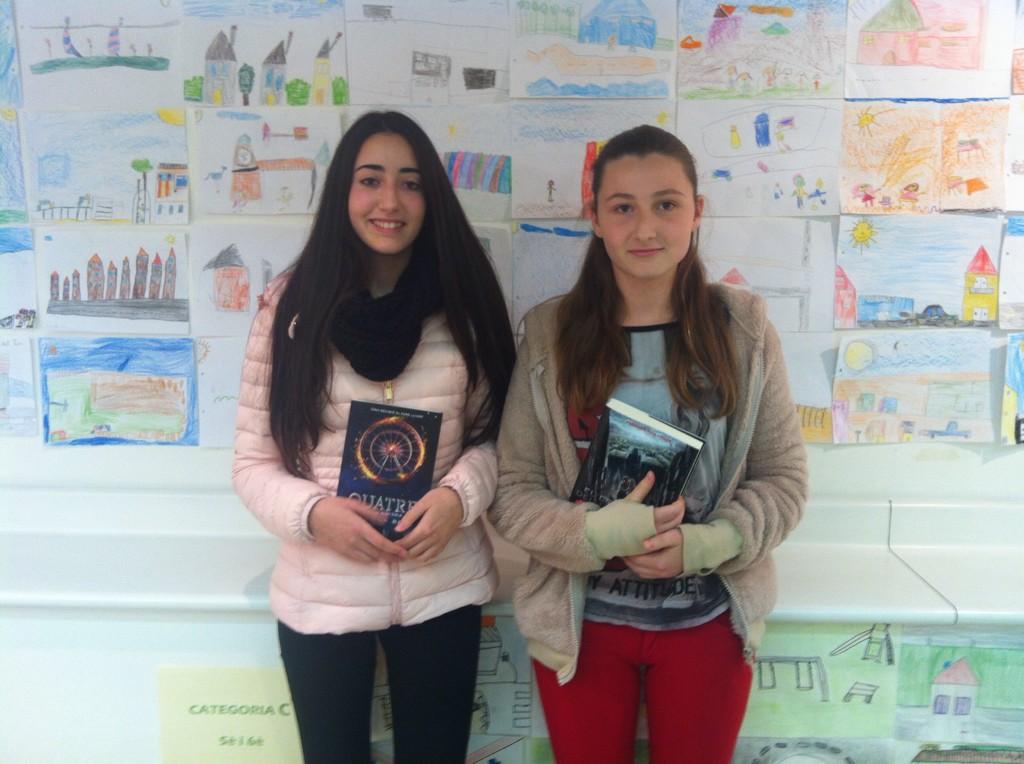 CasalsGracia's tweet photo. A l'entrega de premis del Concurs de Microrelats @bibliomanlleu @MirGuzFer @Carlabp8 #Manlleu http://t.co/8gTL2b0ByU
