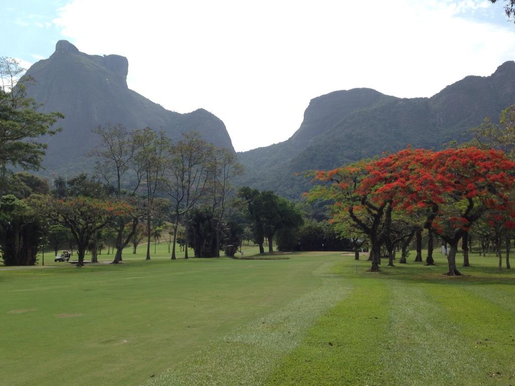 Approach shot onto 15. Amazing place this club. Hard to find a prettier place than Rio.
#BrazilOpen