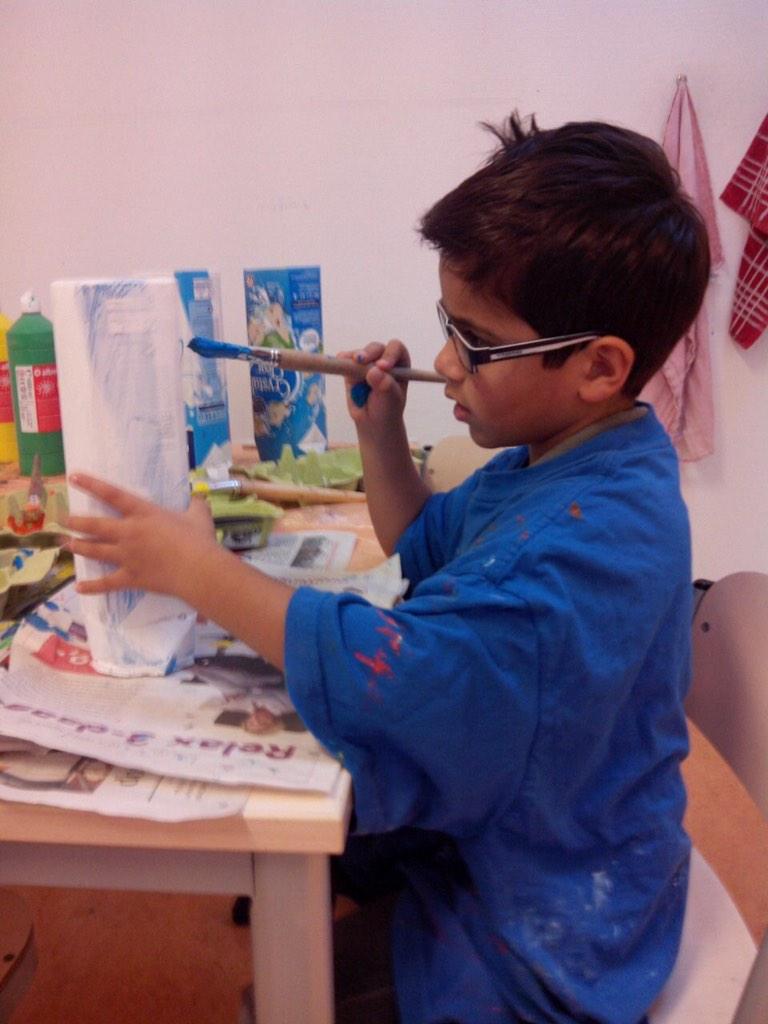 Groep 1/2 is druk aan het schilderen voor de herfstfair. We komen nog een paar melkpakken te kort?