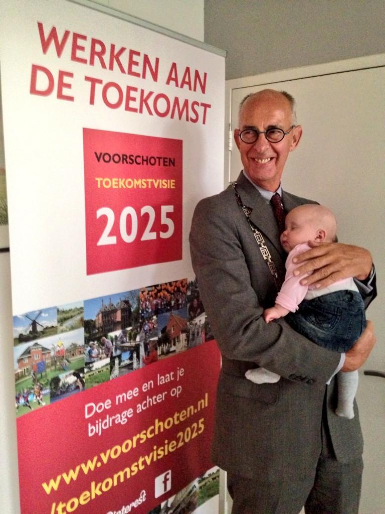 25.000 inwoner van de gemeente #Voorschoten is een meisje genaamd Julie hier met trotse burgervader <a href="/JeroenStaatsen/">Jeroen Staatsen</a>