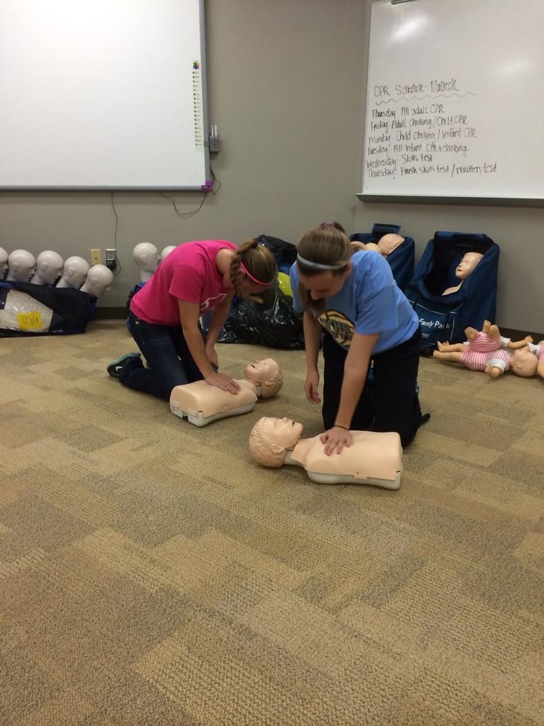 KaylaMakovicka's tweet photo. Saving lives! #freshmanhealth #cpr http://t.co/HuL3JegqVv