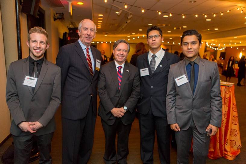 EmbamexEUA's tweet photo. #EmbEMM habló ayer con estudiantes de MX que consiguieron prácticas profesionales en DC a través del @TWCInternships http://t.co/b0w3tiAIt9