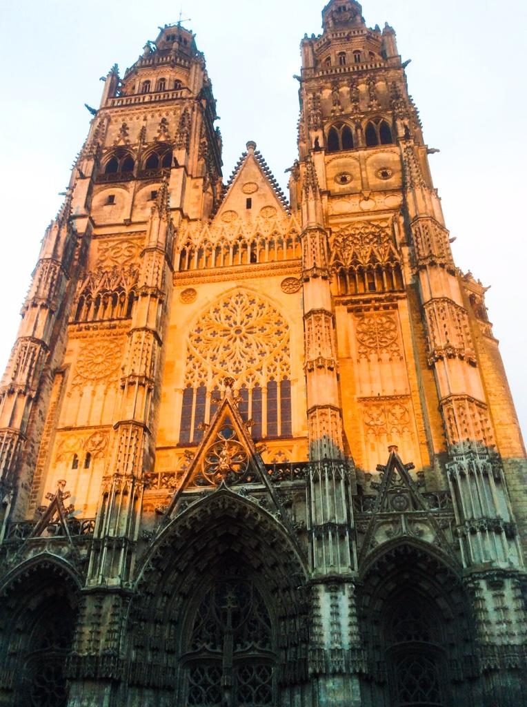 TomaszRudomino's tweet photo. #Tours a cathedral coloured by @LeicaCameraFR and sun @IndreetLoire37 @atout_france @PierreBuhler @Leicastoreparis http://t.co/7BZqO7aRCS
