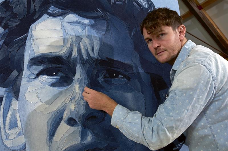 nmasforo's tweet photo. Homenaje con mezclilla... El artista británico Ian Berry hizo un retrato del piloto Ayrton Senna con retazos de jeans http://t.co/bqnMsA8Lsc