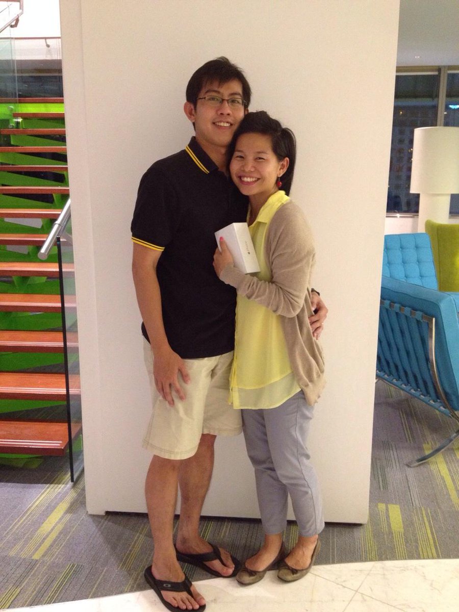 Maxis's tweet photo. It's Mrs Tee's bday bt she had to work late. Mr Tee had  #MaxisMidnightExpress to surprise her w/ the new iPhone 6! http://t.co/hmPGUNeFD3
