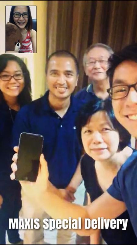 Maxis's tweet photo. The Yap family stayed up till midnite to receive d new iPhone 6 frm our CFO Nasution Mohamed! #MaxisMidnightExpress http://t.co/PLiA2SpXo0