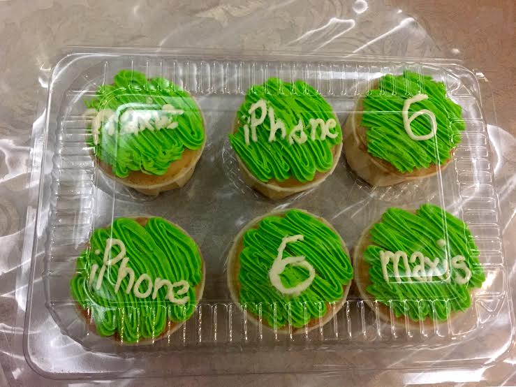 Maxis's tweet photo. #MaxisMidnightExpress may deliver yr iPhone 6 bt if ur lucky, u'll get somethin a lil extra, like Mr &amp; Mrs Liong did! http://t.co/H2NNYtv9YJ