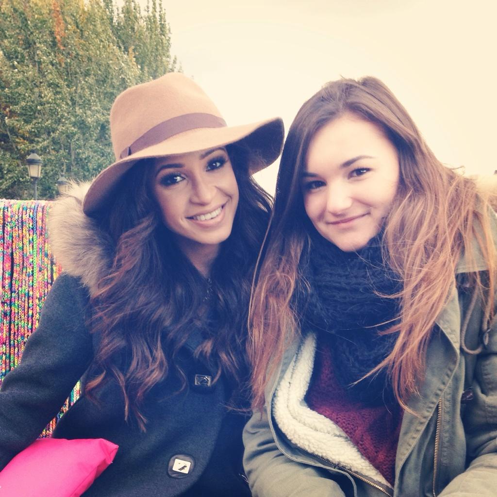 aliceundercloud's tweet photo. Thank you Danielle for being so lovely, thank you for this colorful moment💕 #loomsofa @ClairesEurope @DaniellePeazer http://t.co/1iKfmRoh6o
