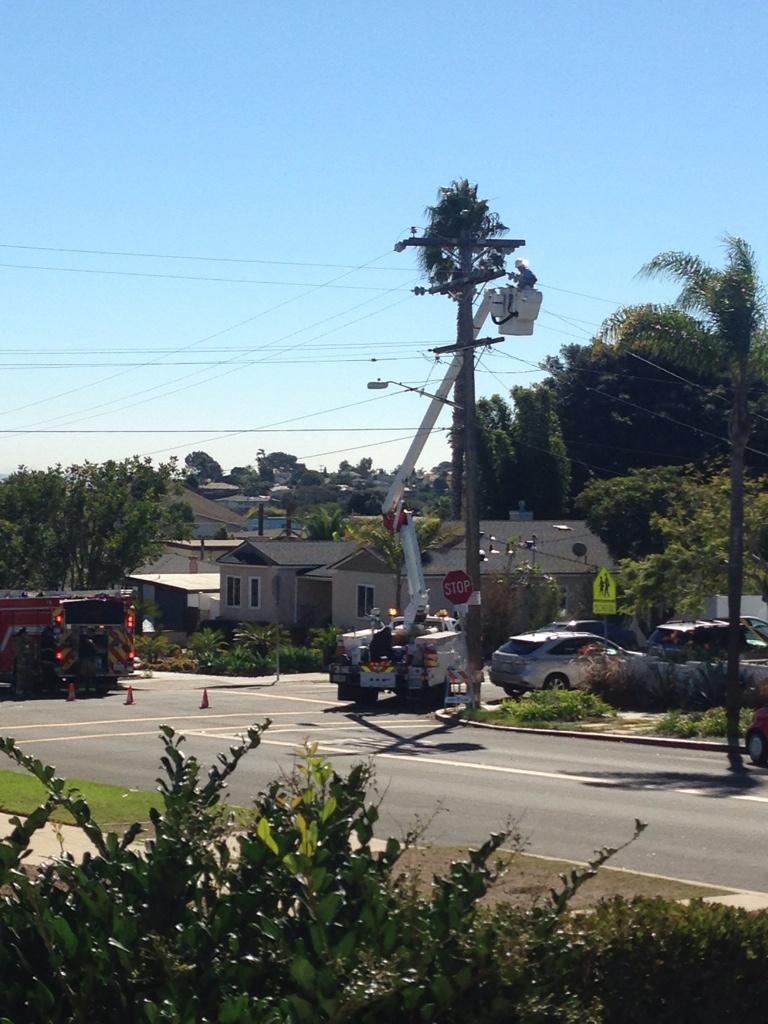 LittleBirdsBlog's tweet image. .@10News power lines touch causing explosion right next to homes and Silver Gate Elem