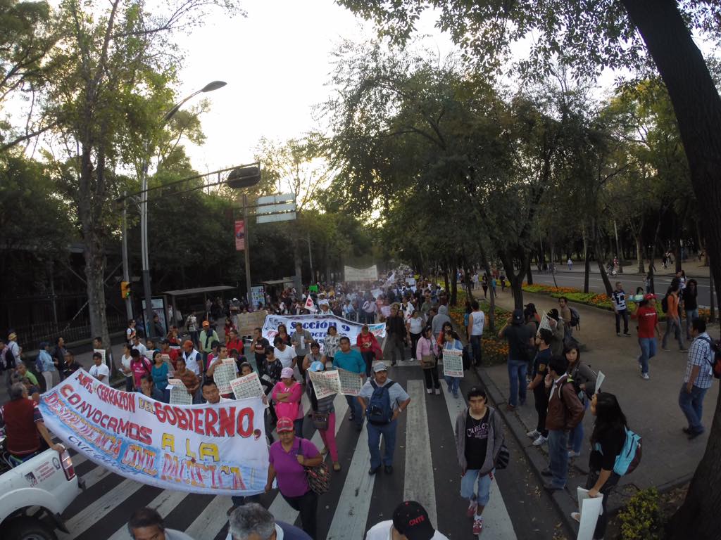 Ruy88's tweet photo. #MéxicoDePie #AccionGlobalporAyotzinapa #Marcha5Nov #AyotzinapaSomosTodos #ESHOYONUNCA http://t.co/7aI4RaQqkM