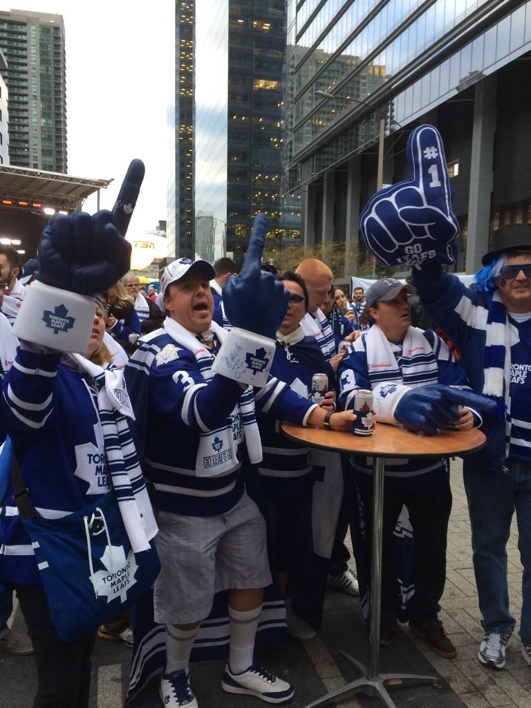 itsjustiny's tweet photo. @TheFordFANatic @1jenlb1 
    ~~WANTED~~
   #BLUEHANDED
        Leaf fans
     #fansgofurther 
#UnconditionalBeLeafer http://t.co/GeYn33oaA4