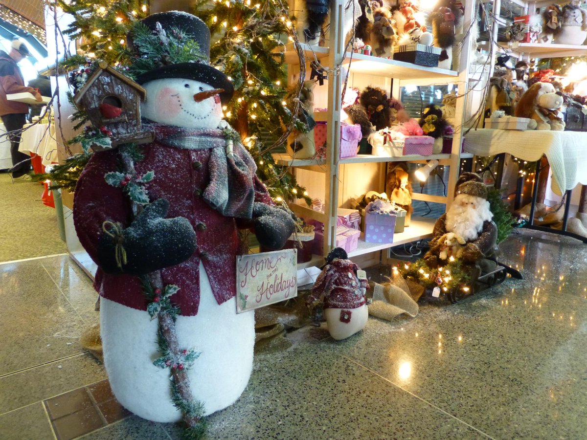 PortBhamEvents's tweet image. Local artists gift show at the Ferry Terminal Nov 20 - 22.