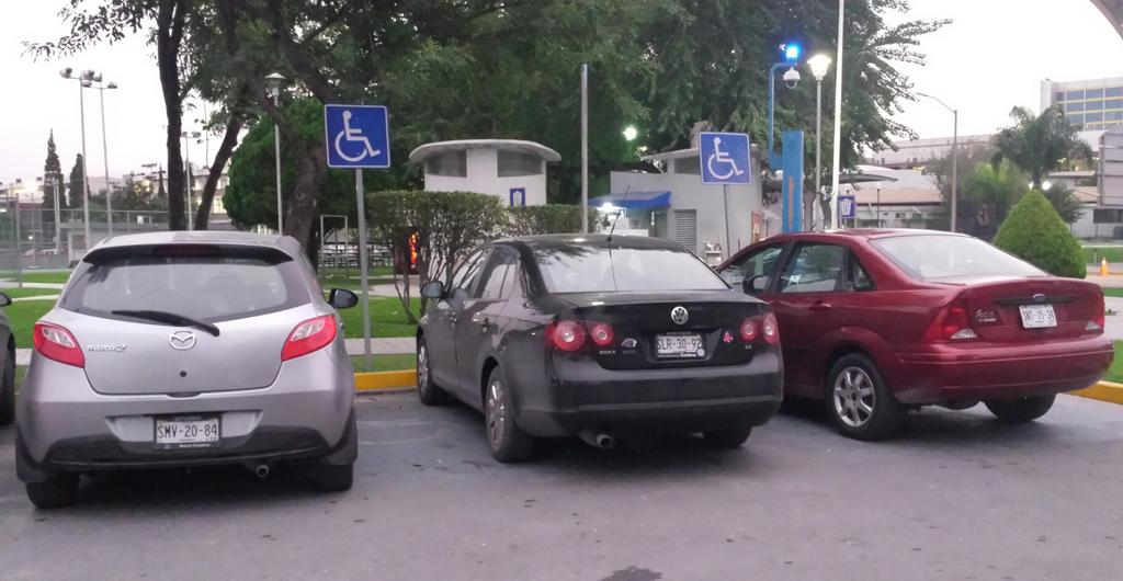 prisslongoria's tweet photo. Discapacitadas... Pero MENTALES!!  Estas señoras!!  Esto es afuera del CAO en la UANL http://t.co/EMqfR3zuPj