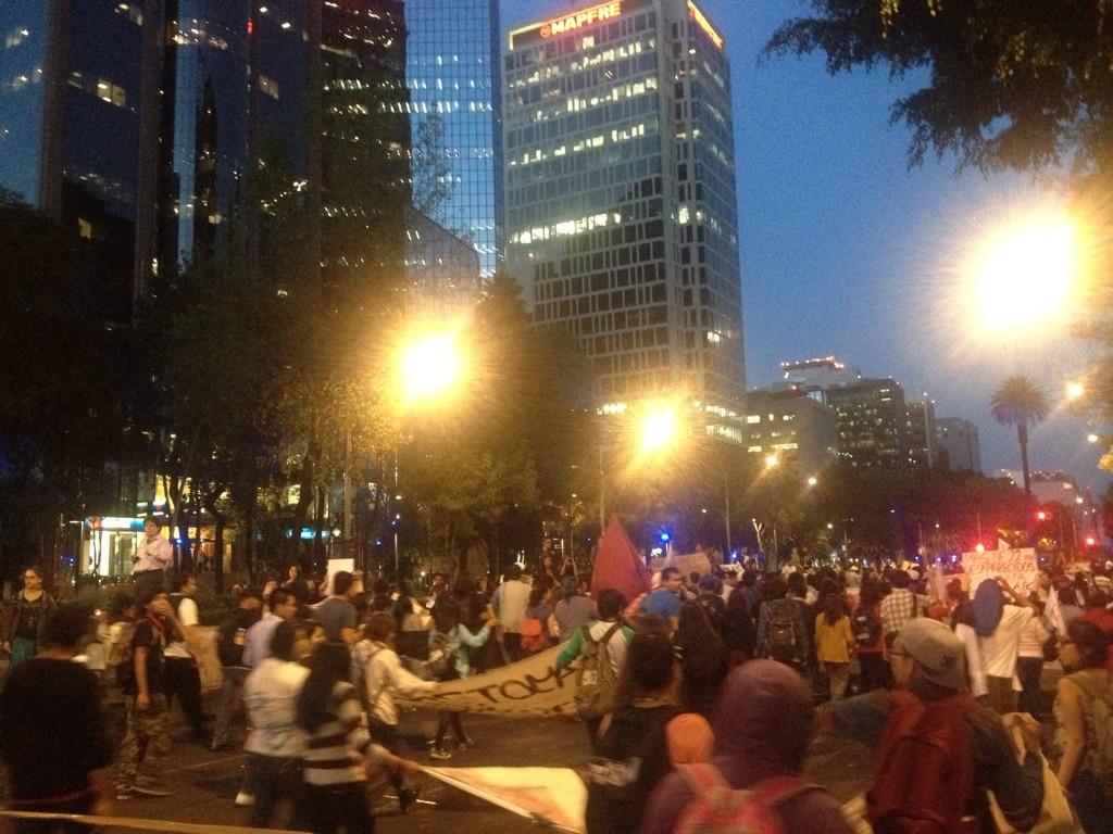 Más de 20 mil personas reclaman justicia. #AcciónGlobalAyotzinapa