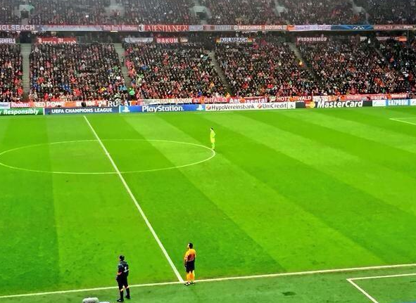voetbalzonenl's tweet photo. Ondertussen in München: "Ik wil ook voetballen!" #bayrom http://t.co/uYI5JZfkoC