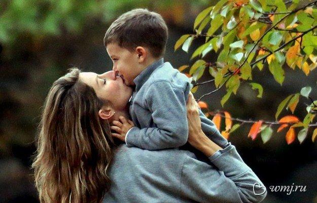 мать с ребенком. мама и взрослые дети. парень с мамой. ребенок дарит цветы маме. трогательный ребенок.