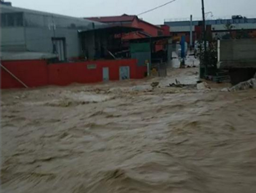 Corriere's tweet photo. Carrara, esonda torrente Foto|I video Fiumicino: aereo colpito da fulmine http://t.co/Ds2BSCSlrH http://t.co/j1IHx1vSZx