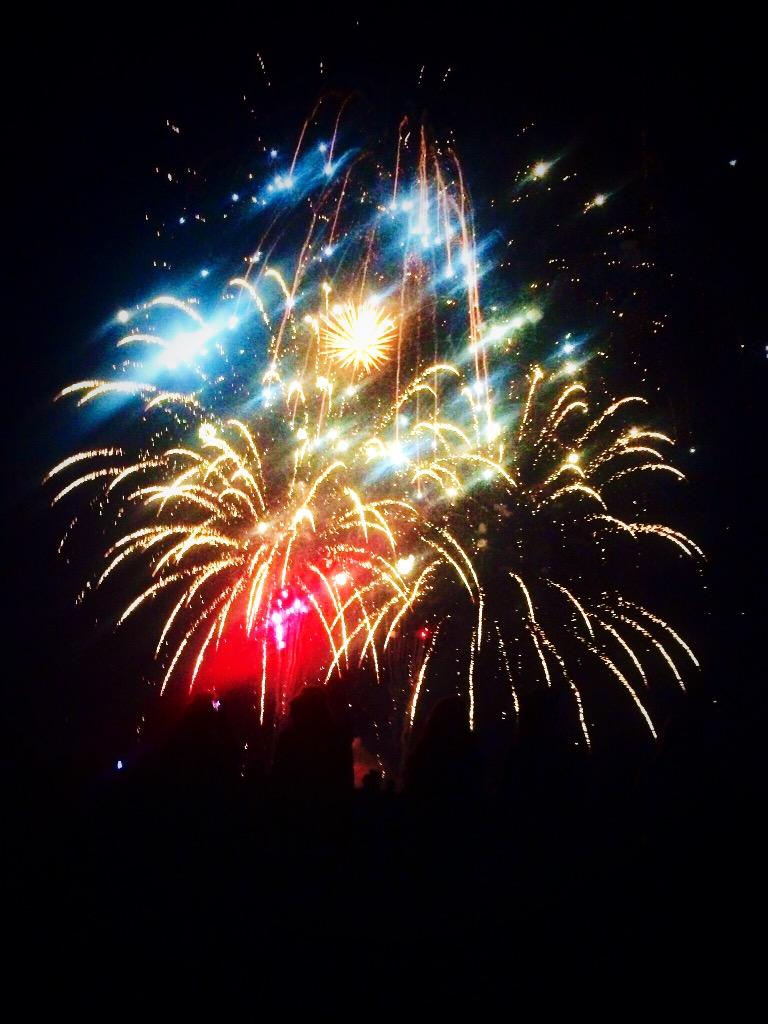 Brilliant #Moorends #BonfireNight watching fireworks with <a href="/AllanCuttell/">Allan Cuttell</a> <a href="/mark4thorne/">Mark Houlbrook</a> <a href="/SusanJDurant/">Susan Durant</a> #doncasterisgreat