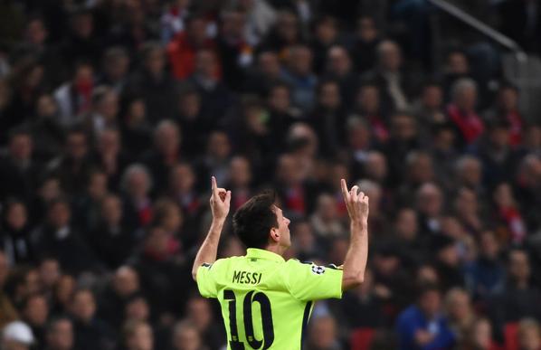 FutbolModerno_'s tweet photo. Messi - 71 goles - 90 juegos
Raúl - 71 goles - 140 juegos
Cristiano - 70 goles - 106 juegos

InMESSIonante!! http://t.co/XzdFGwYs0B