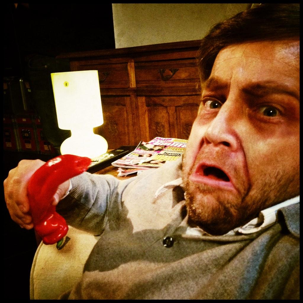 Help! Mijn papa is precies een travestiet gelijk die gast in #bestekijkers 😱 Die hete peper zal hem leren! #moehahaha