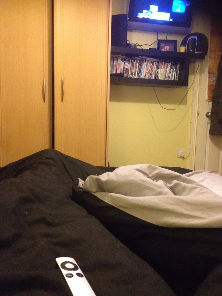 HanaOBrien's tweet photo. Been dying for a warm cosy bed all day! #day17 #100happydays #100happymots #littlethings http://t.co/93VIxg5hZI