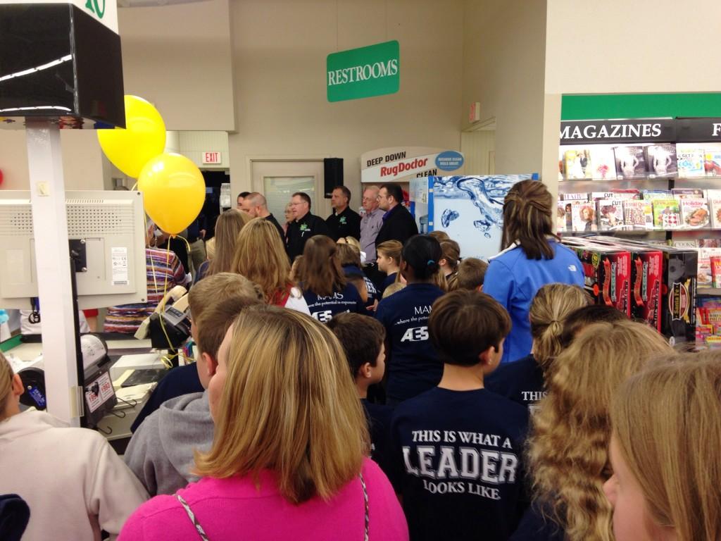 JasonDorsett's tweet image. Helping others...That's what a leader looks like. Very proud of our Student Leadership Team. Great example for all.