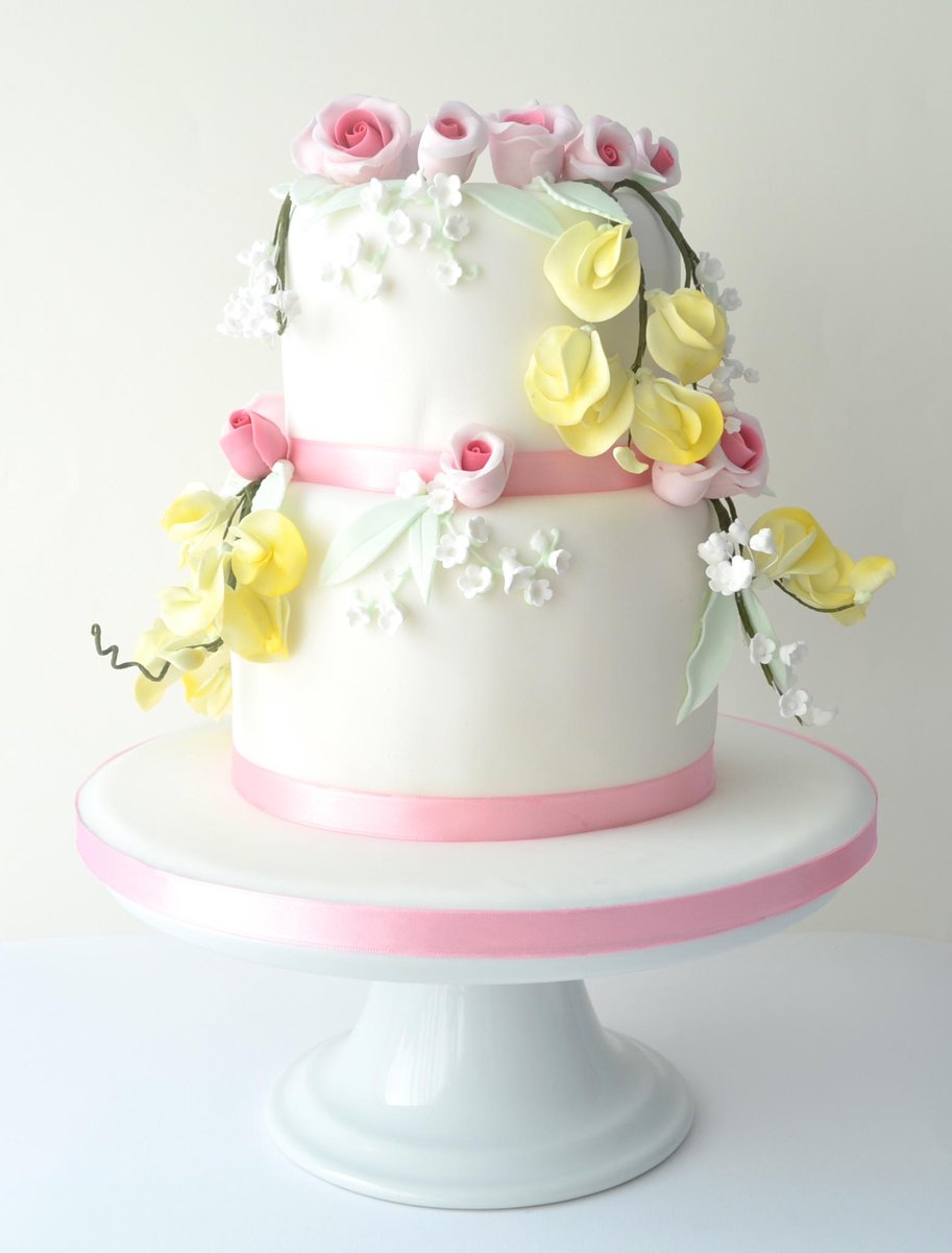 petra_cakes's tweet photo. My first tweet with a photo of Lilly of the Valley. One of my favourite creations. See more https://t.co/6jeYvxqixY http://t.co/US0dn4Np91