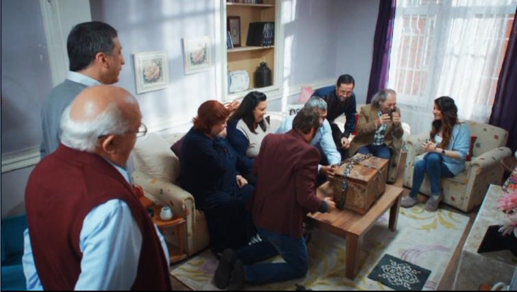 Ve Hayri Baba’nın izni ile sandık açılır.

#Yedikule  #HayatYokuşu