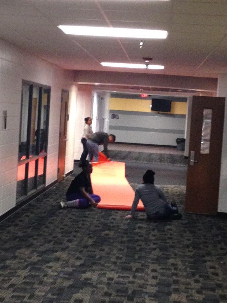 BColinDavis's tweet photo. A few dedicated @ams_geolit9 students working to decorate our hall for Homecoming week! #newtechstrong http://t.co/Psa8sCrSzz
