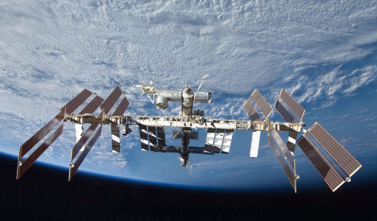 NASA's tweet photo. Watching the #InterstellarHangout? Learn about our  1 year mission to @Space_Station: http://t.co/WVSD9ajGnL #ISS http://t.co/3gYhGSZkoQ