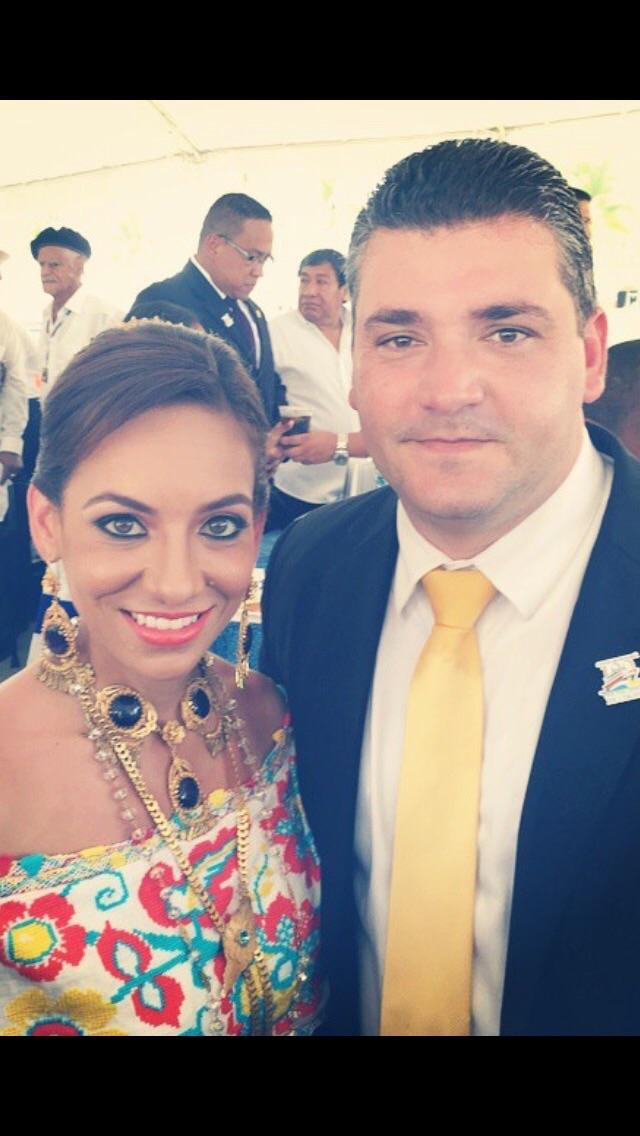 PortobeloSt's tweet photo. Atras el poder detras del poder!.El alcalde Policani y esposa,  atras quien en verdad manda, asesor PRD Miguel Rdguez http://t.co/UjTRSdLD2E