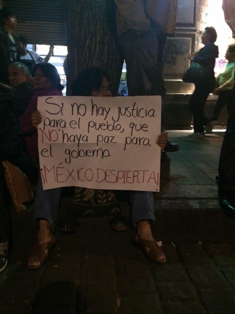 VladimirRiosMX's tweet photo. Así se vivió la protesta #Ayotzinapa #México #5NovMX http://t.co/PBb8s9eSsQ