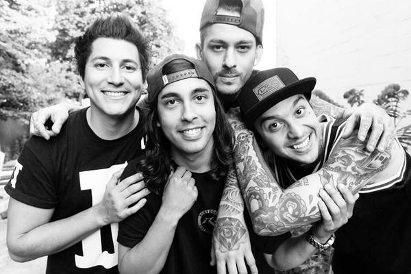 “<a href="/AlterThePress/">Alter The Press!</a>: Pierce The Veil #TheWorldTour Set List dlvr.it/7R28Sb ”