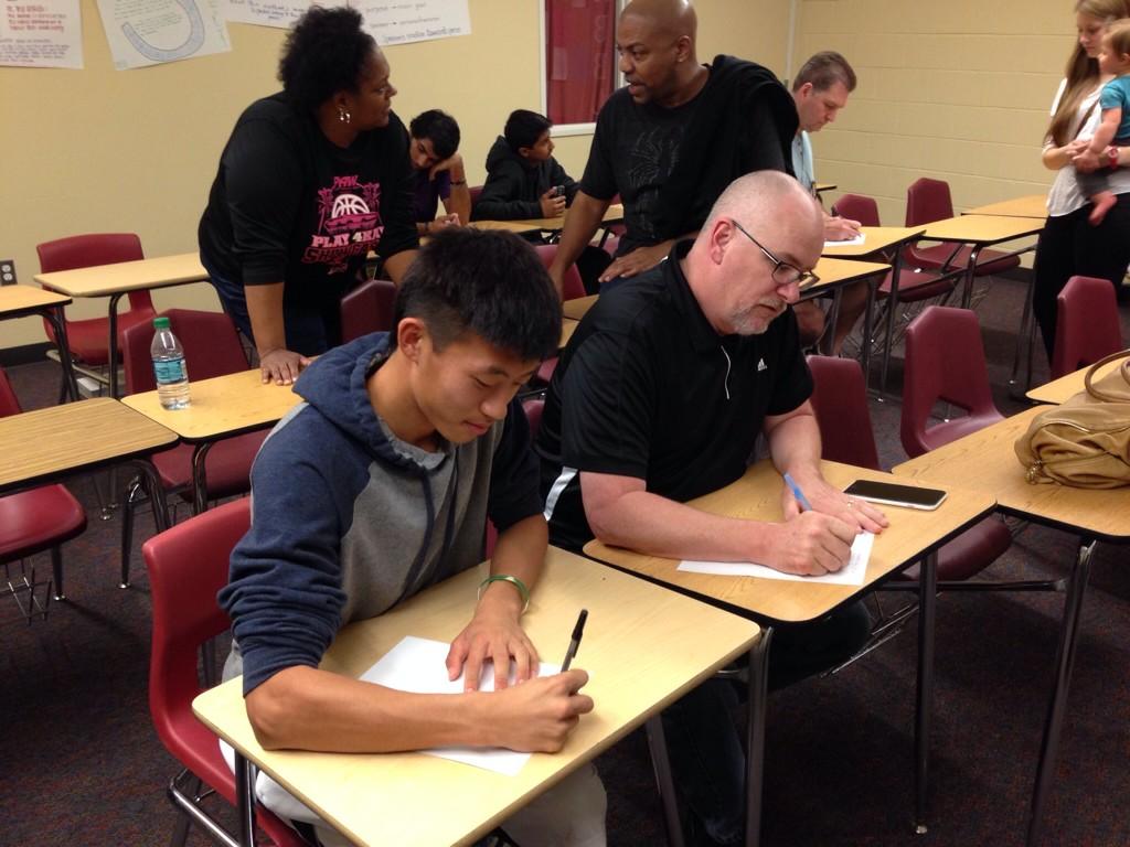 ApprovedM's tweet photo. Mickey came to a open house held by a local high school, doing class work together with other parents. #actiontime http://t.co/uNGJg1mLYx