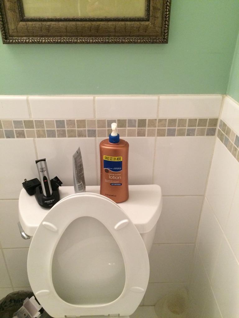 The_Schroeder17's tweet photo. Franks got another station in his bathroom #2timesaday ?? http://t.co/eq61OO0JpH