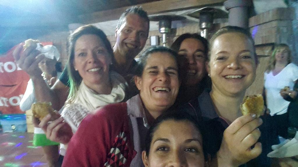 Con las compañeras de baile,pasándola más q bien