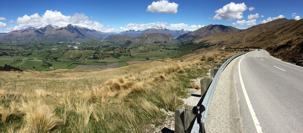 Getting a tan on <a href="/CoronetPeak/">Coronet Peak</a> with <a href="/doddsy_nz/">Tony Dodds</a> waiting for #tourofsouthland glad I'm not racing #queensstage