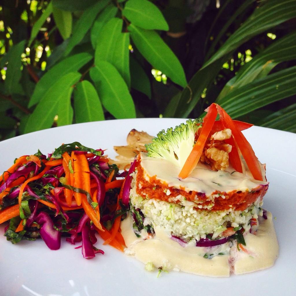 freshlysnapped's tweet image. Cauliflower rice stack with cashew cream sauce #dailystack #vegan #raw #whatveganseat