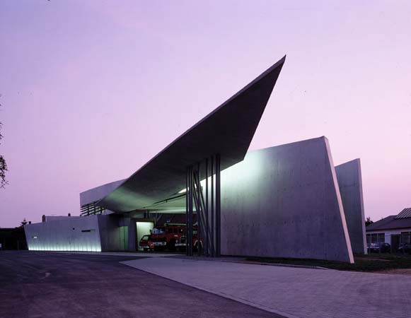 casagilardi's tweet photo. La educación, la vivienda y los hospitales son las cosas más importantes para la sociedad.- Zaha Hadid #CasaGilardi http://t.co/mYrXuz9Dsx