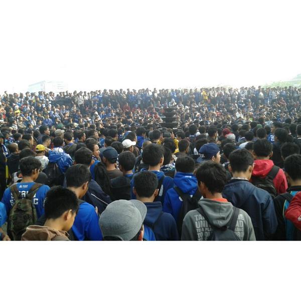 R_Asriaulia's tweet photo. MERINDING!! 😂😂🙏🙏👍👍🙏 ""Selamat jalan Bobotoh yang berangkat ke Jakabaring Palembang hari ini #PersibJuara  @simamaung http://t.co/78H1999Y9P”