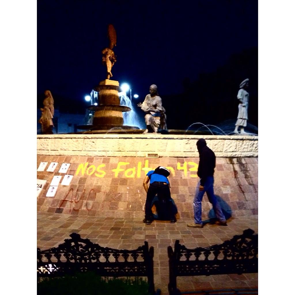 tryno's tweet photo. Nos faltan 43 + 30,000 #AccionGlobalPorAyotzinapa #43x43 #AyotzinapaSomosTodos #5NovMX #Oaxaca #Ayotzinapa http://t.co/k1KOkgW1ei