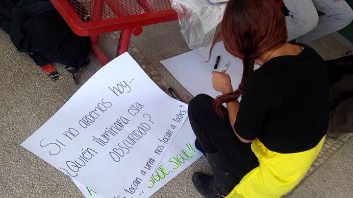 MarisolCruzGar's tweet photo. En #Veterinaria de la #Buap, los estudiantes en un pequeño pero significativo acto por #Ayotzinapa #5NovMX #Justicia http://t.co/jN8GIimZCk