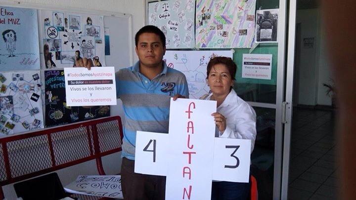 MarisolCruzGar's tweet photo. En #Veterinaria de la #Buap, los estudiantes en un pequeño pero significativo acto por #Ayotzinapa #5NovMX #Justicia http://t.co/jN8GIimZCk