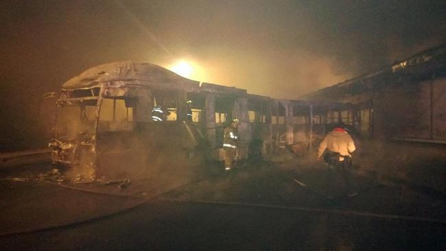 MVSNoticias's tweet photo. Vandalizan anarquistas estación del @MetrobusCDMX frente a CU; queman autobús de ese servicio http://t.co/g7pV5VxOE5 http://t.co/rHxMqmEj1j