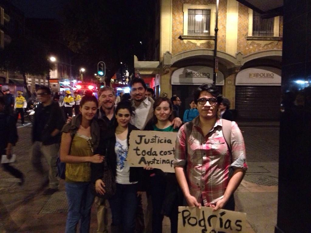 ZambranoAxolote's tweet photo. Improvisando el contingente del Instituto de Biología #unam #AccionGlobalporAyotzinapa #5NovMX #43VivosYa http://t.co/jJEHCIDcx3