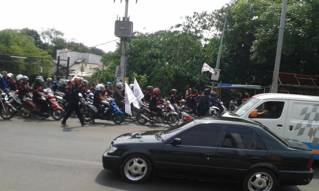 09.50: RT <a href="/_firmansyah83/">mohammad firmansyah</a>: Arus lalin Cibinong macet karena ada demo