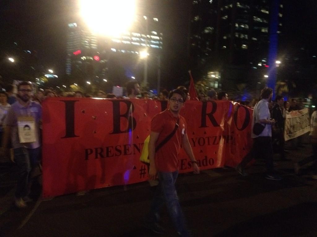 Un canto por #AccionGlobalAyotzinapa Vivos sé los llevaron, vivos los queremos.